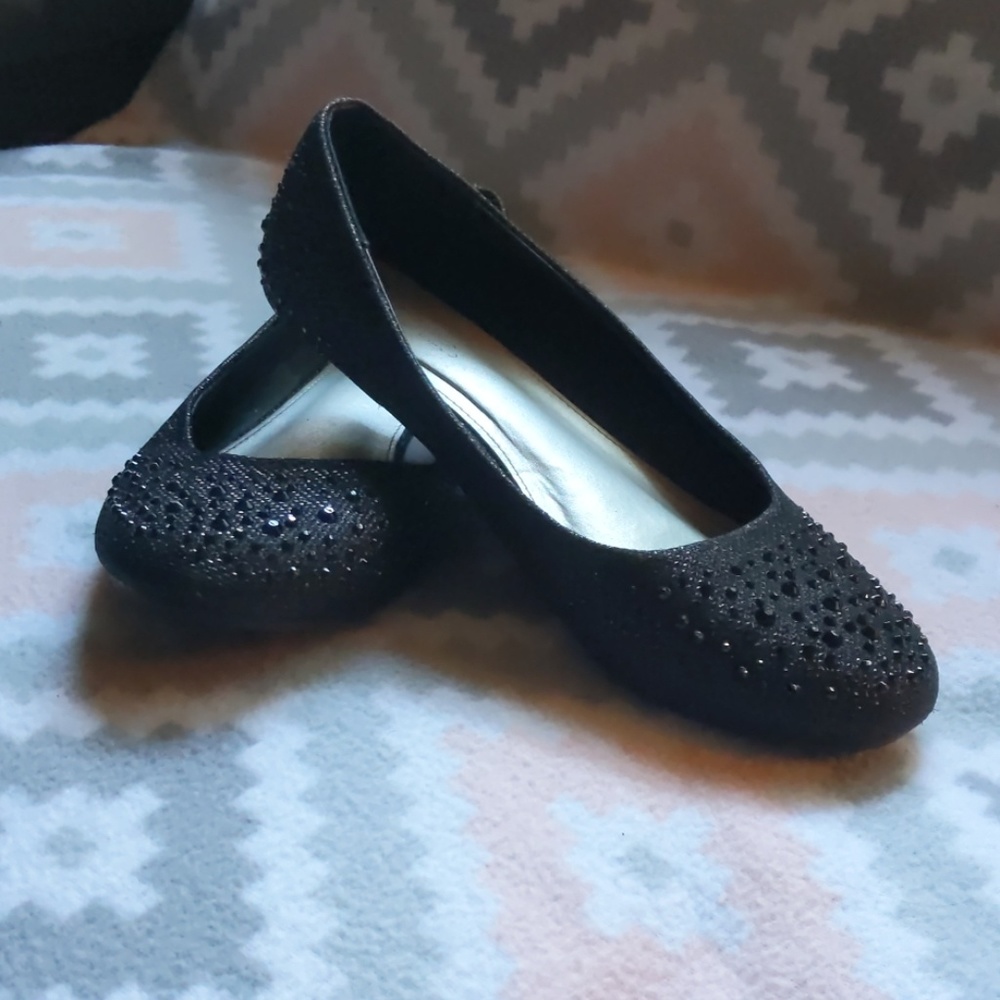 Black flat dress shoes